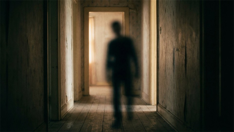 Schattenhafte Silhouette in einem dunklen Flur