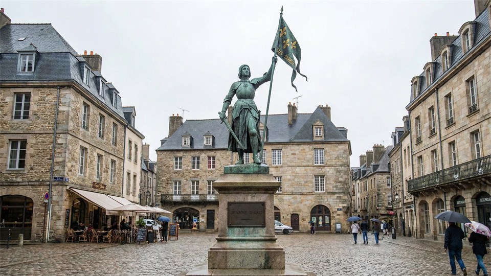 Estatua de Juana de Arco con armadura