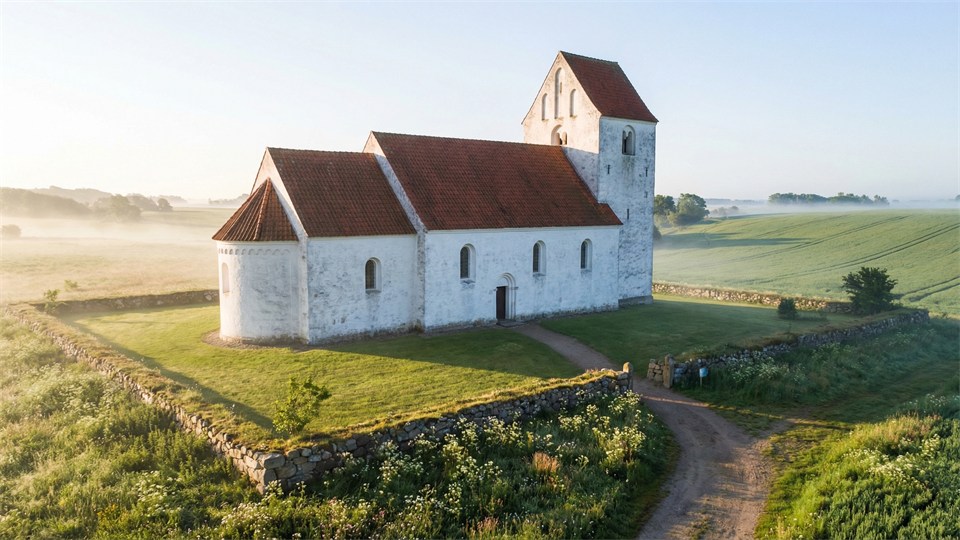 Dansk middelalderkirke i landskabet