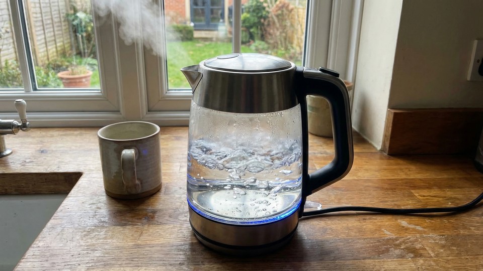 Bouilloire avec de l'eau bouillante