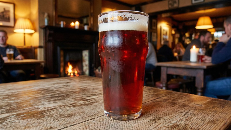 Glas med irsk red ale på træbord