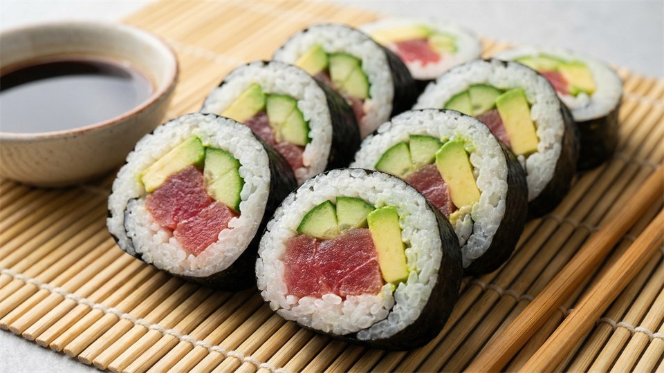 Tæt på forskellige maki sushi-ruller med farverigt fyld