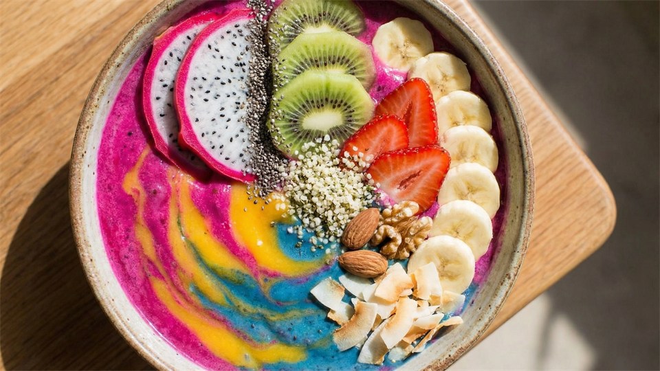 Smoothie bowl toppet med frugt, nødder og frø