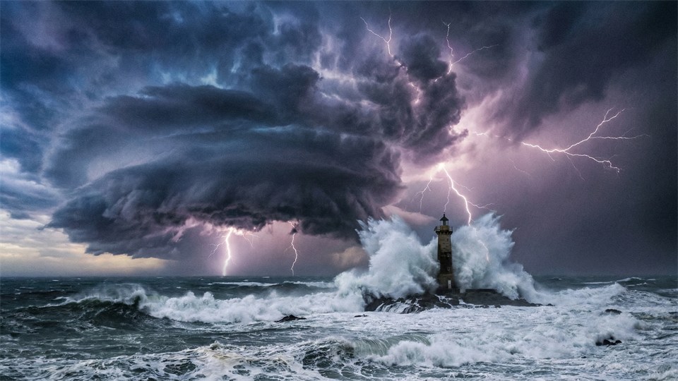 Kraftig storm med mørke skyer og store bølger over havet