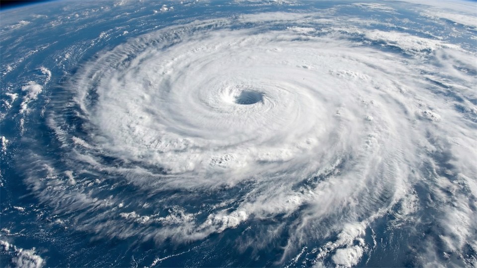 Satellitbillede af en stor orkan med tydeligt øje over havet