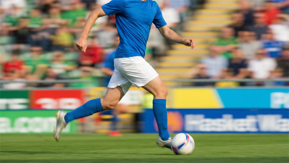 En box-to-box midtbanespiller løber med bolden i midten af banen