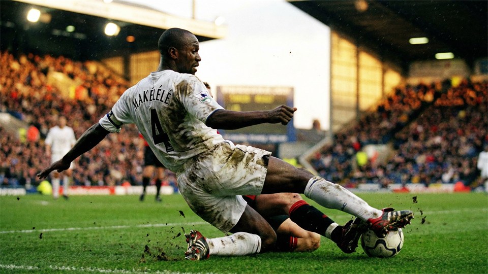 En defensiv midtbanespiller laver en tackling tæt på eget forsvar