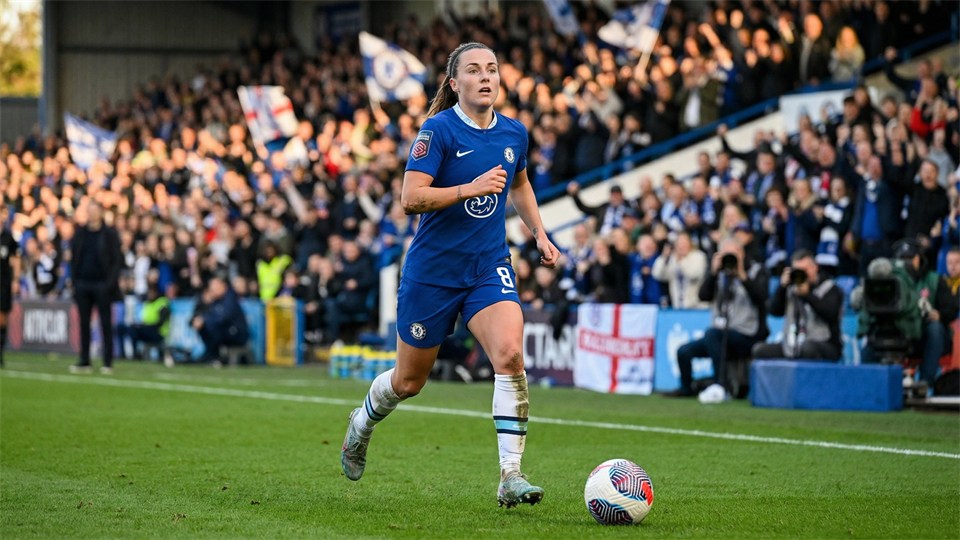 En midtbanespiller skifter hurtigt mellem forsvar og angreb i en kamp