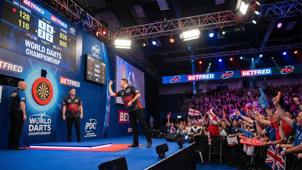 Moderne professionelle Dartbühne mit Publikum und TV-Licht