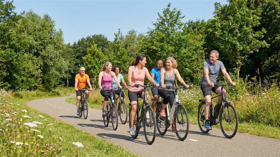 Gruppe cykler sammen som et eksempel på social aerob træning