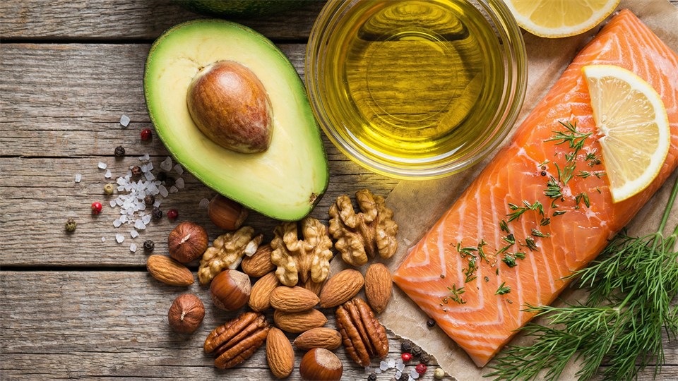 Graisses saines : avocat, saumon, huile d’olive et noix