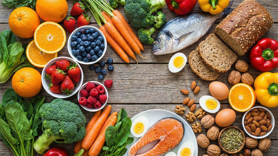 Beispiele für vitaminreiche Lebensmittel wie Gemüse, Obst und Fisch